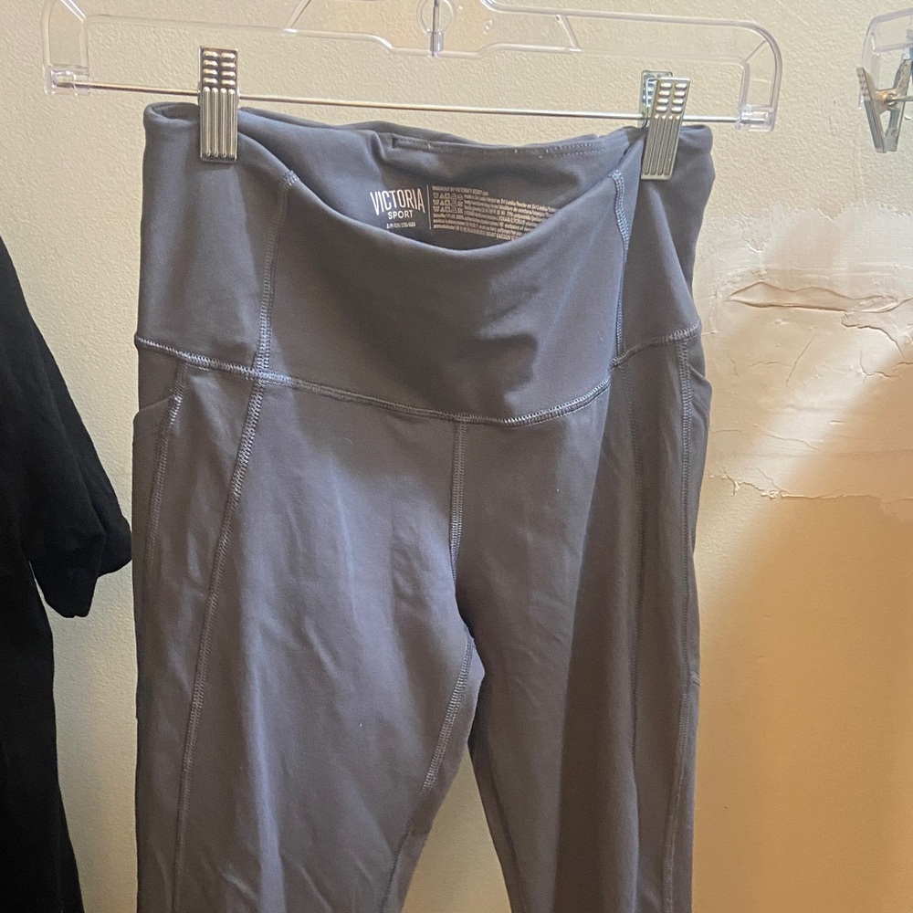 Victoria Sport Gray Leggings Crop women’s small 2 side pockets one back inside